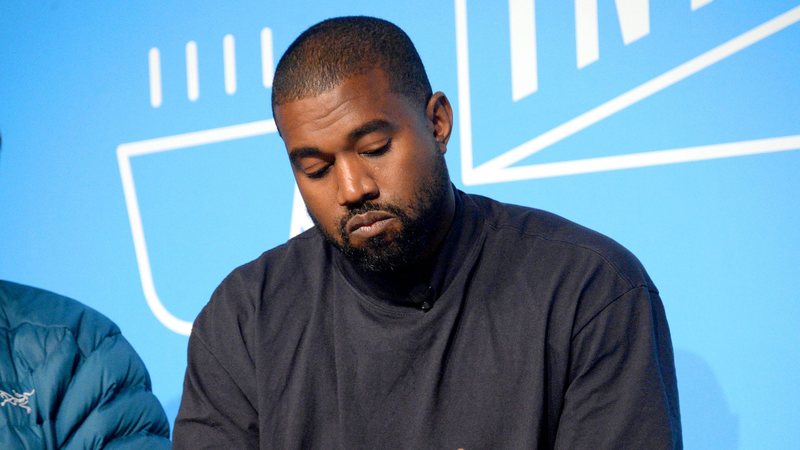 Kanye West é acusado de discriminação racial por ex\u002Dfuncionário