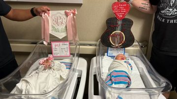 Mães batizam bebês nascidos no mesmo hospital e no mesmo dia como Johnny Cash e June Carter