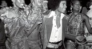 REI DA DISCO: Jackson cercado por dançarinas no Studio 54, em 1977 - KWAME BRAITHWAITE