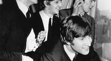 Os Beatles acenam aos fãs da janela do Plaza hotel depois de chegarem a Nova York, em fevereiro de 1964

 - AP