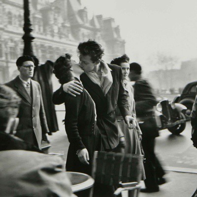 "Le baiser de l´Hôtel de Ville”, de 1950, é considera a imagem mais icônica da carreira de Doisneau e até hoje é um dos selos postais mais vendidos na França. - Robert Doisneau