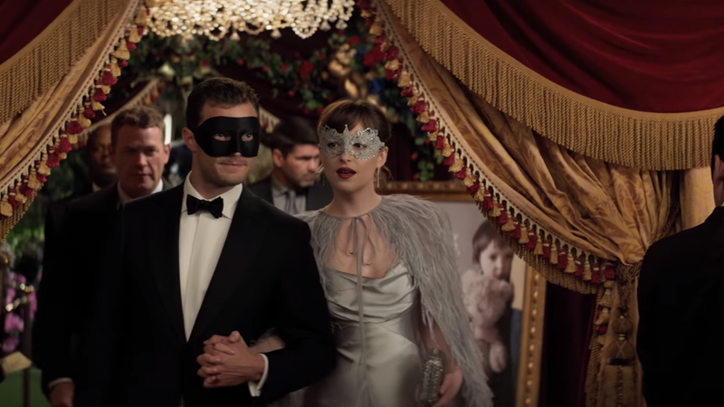 Anastasia e Christian chegam ao baile de máscaras no trailer de <i>Cinquenta Tons Mais Escuros</i> - Reprodução/Vídeo